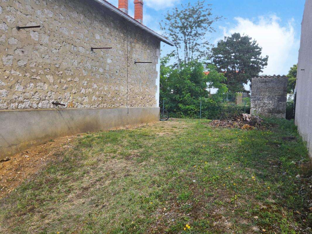 Immeuble de rapport à Saintes, 6 logements meublés, fort potentiel locatif - photo 3
