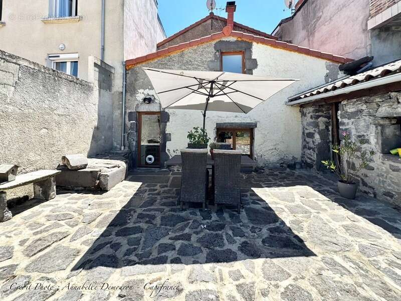 RIOM - EXCLUSIVITÉ – Maison de ville de caractère P6 entièrement rénovée avec jardin, abri et cave - photo 52