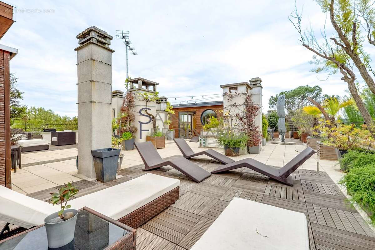 Appartement à NEUILLY-SUR-SEINE