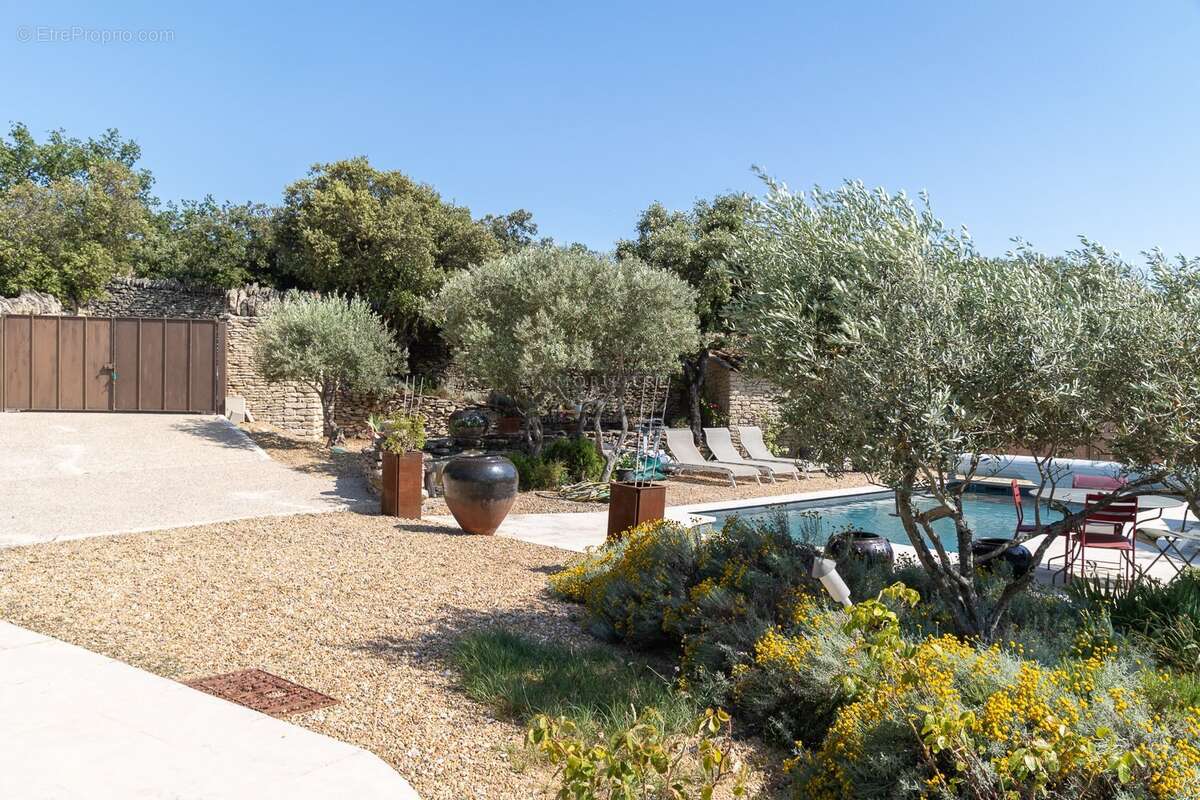 Maison avec vue panoramique, piscine et dépendance calme et proche village 4 chambres - photo 3