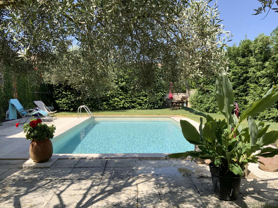 Dans village avec commerces, charmante maison en pierre avec jardin et piscine. - photo 5