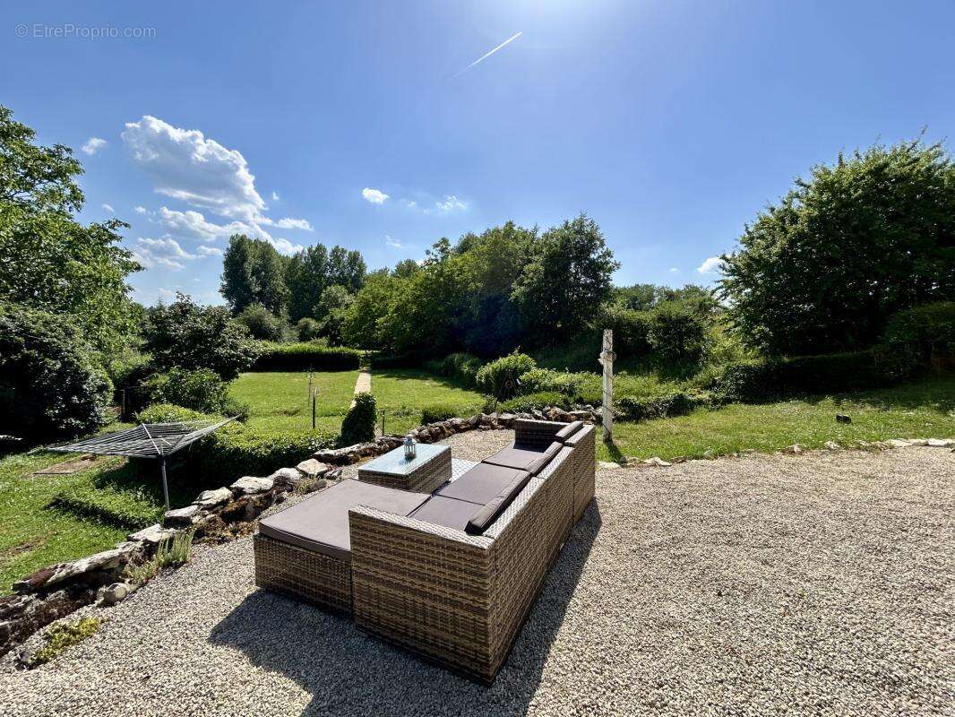 Ancienne maison de garde-barrières avec jardin à Mauprévoir - photo 6
