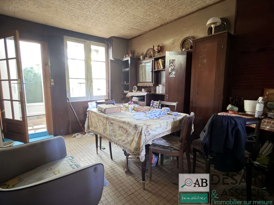 Maison à vendre à Quincy-voisins avec jardin et place de parking, proche centre ville. - photo 8
