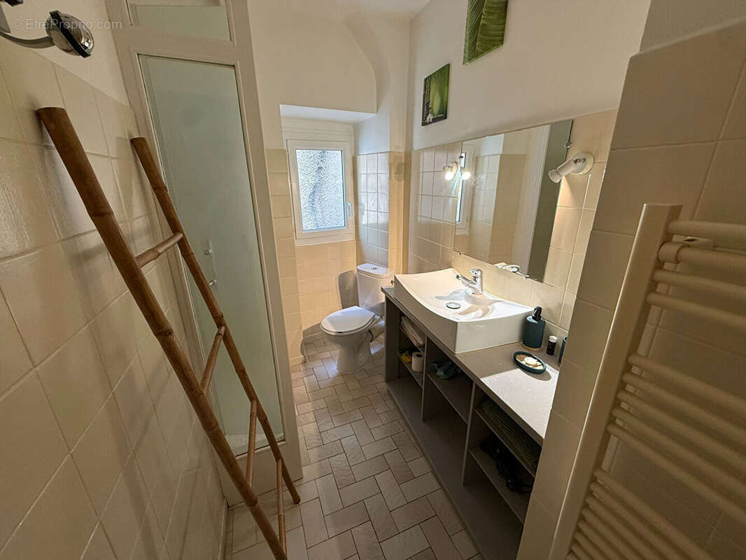 Maison de village de 55 m² à Villegailhenc avec trois chambres en bon état dans un secteur calme - photo 5