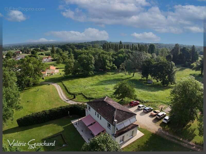 Maison à SAINT-SAUVEUR-DE-PUYNORMAND