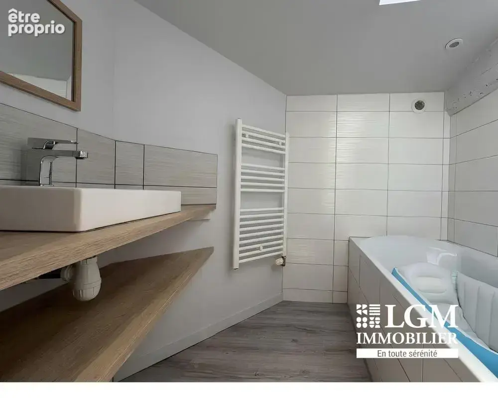 63730 LES MARTRES-DE-VEYRE, maison de bourg entièrement rénovée – 71 m², 3 pièces – - photo 9