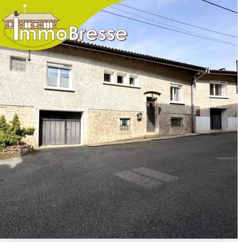 Maison de 144 m², 158 m² de dépendances le tout édifié sur 478 m² de terrain - Maison à SAINT-ETIENNE-DU-BOIS