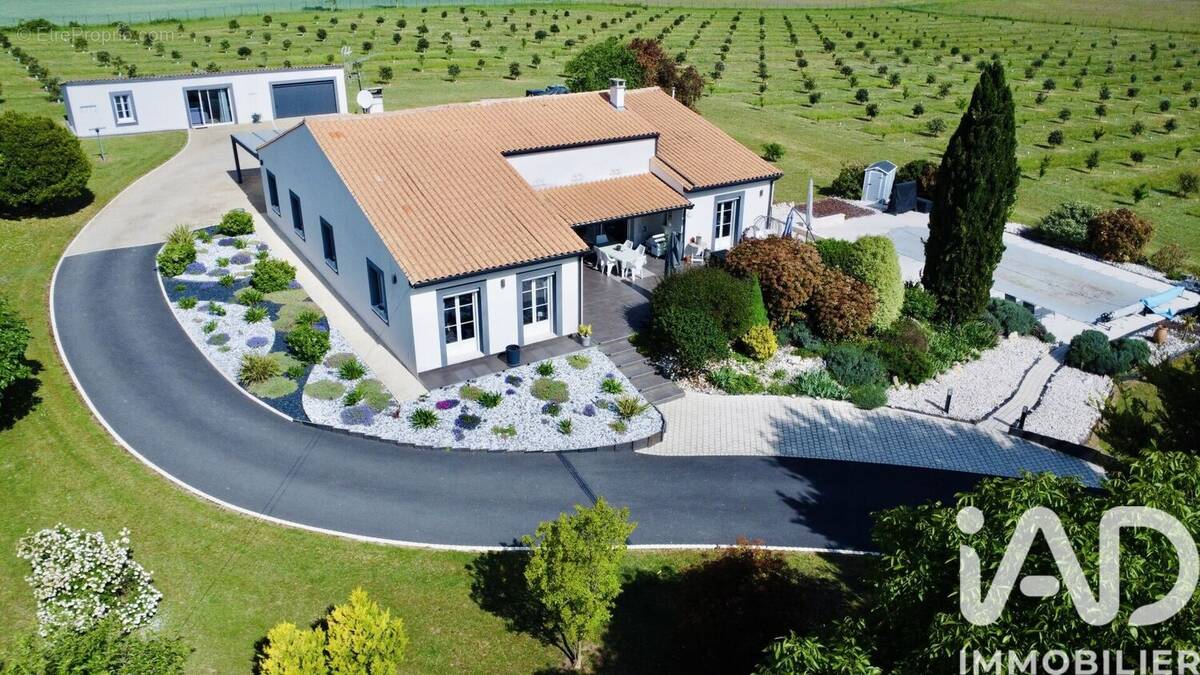 Photo 1 - Maison à ROULLET-SAINT-ESTEPHE