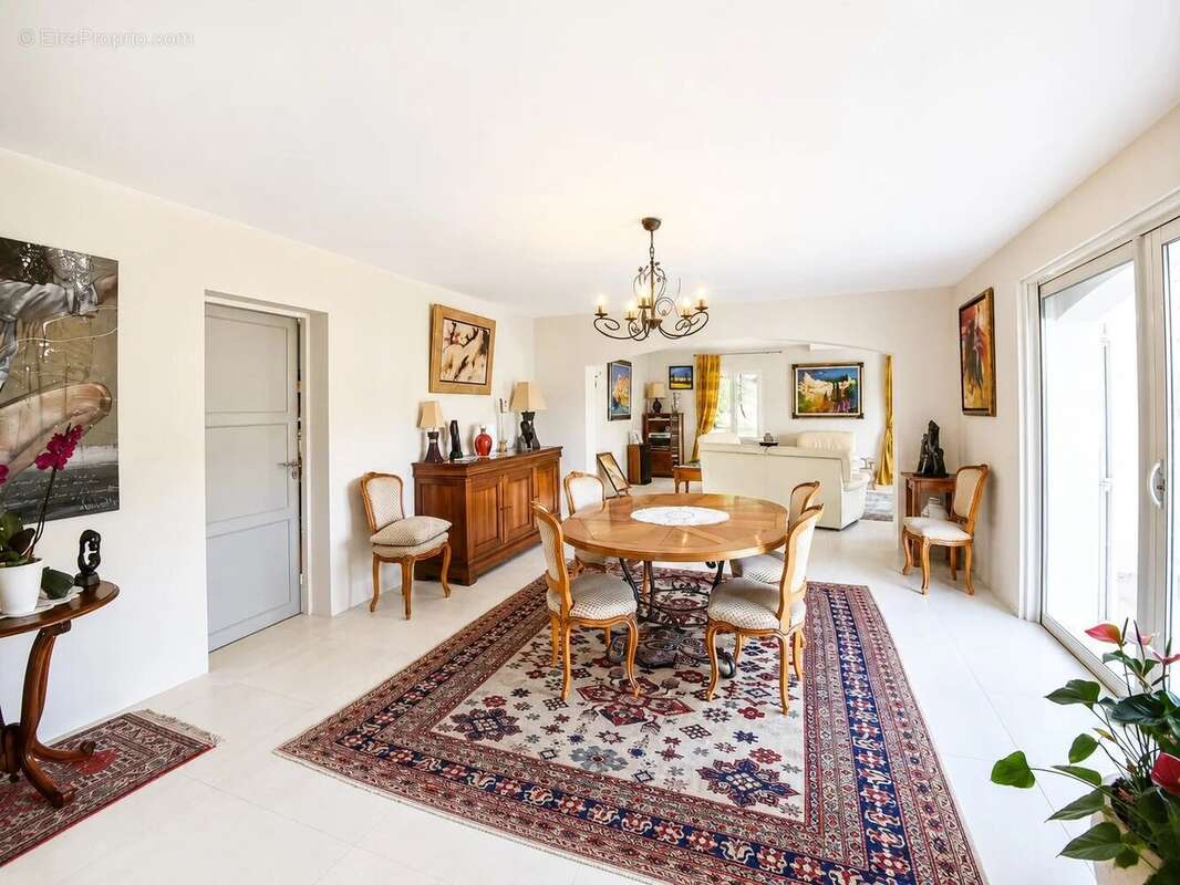 Vue panoramique sur les villages Belle villa de 270 m² avec 5 chambres - photo 4