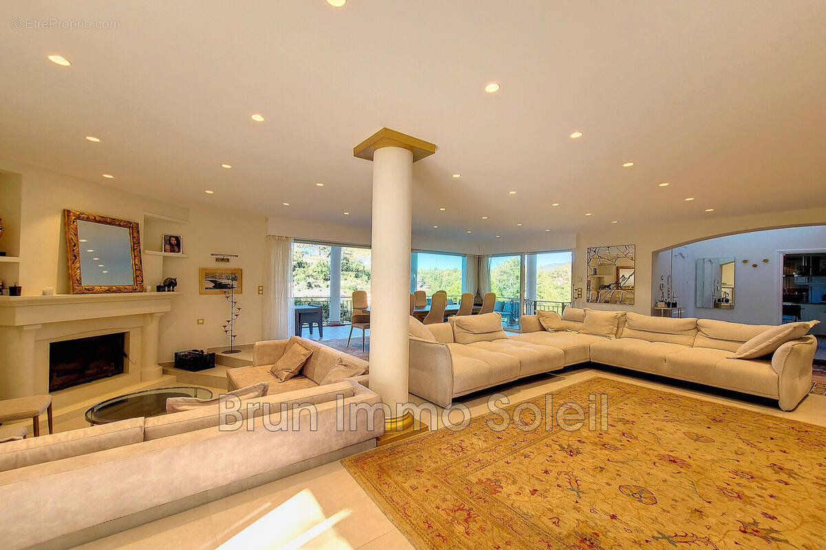 Maison à ROQUEFORT-LES-PINS