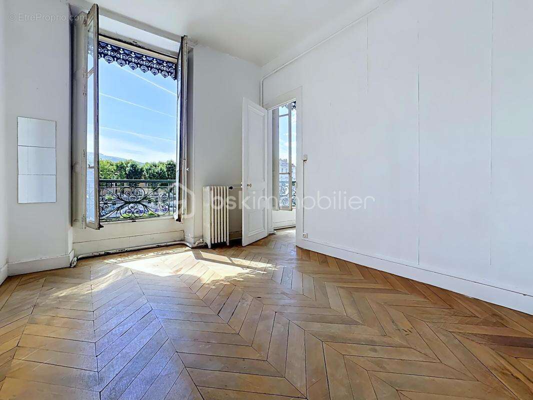 T4 de caractère de 94,17 m² A RENOVER– Quartier Saint-Laurent – Grenoble - photo 5