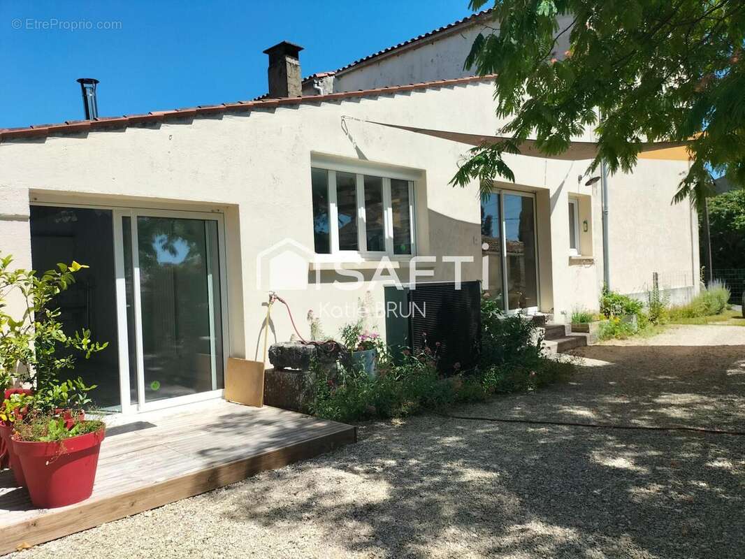 Maison 165 m² à Corme-Royal  - photo 3