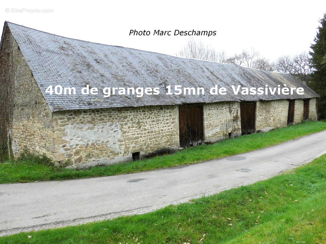 Parking à SAINT-AMAND-LE-PETIT