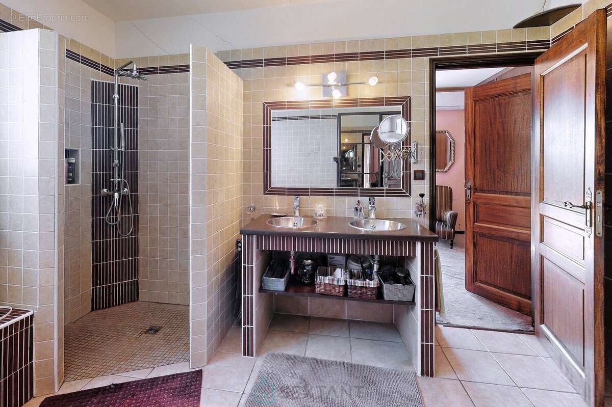 Maison à SAINT-MITRE-LES-REMPARTS