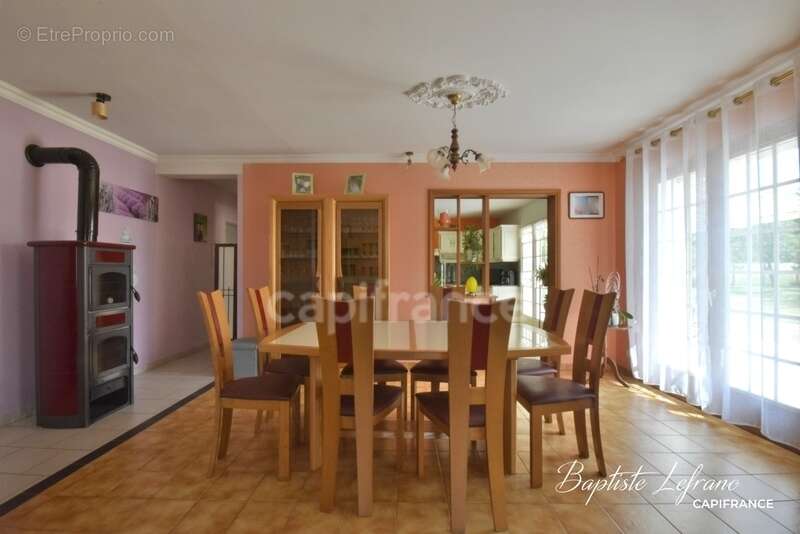 Maison familiale 8 pièces à JARZÉ - 170 m² - Terrain 4330 m² - photo 3