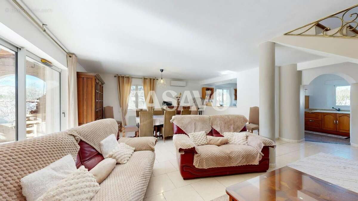 Vente Maison 10 pièces de 231m² - 84300 Taillades - photo 4