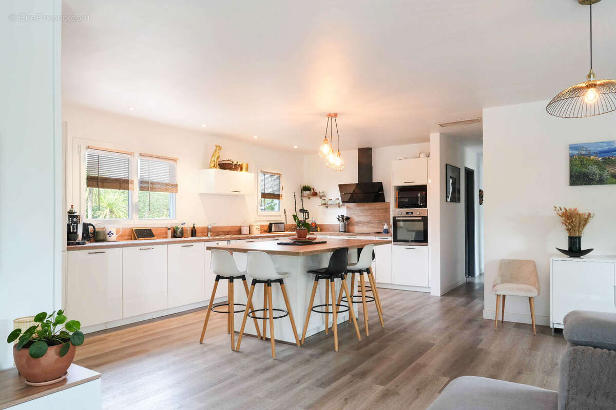 Derrière son portail se cache une belle surprise… Une villa de plain-pied entièrement rénovée, tournée vers un jardin paysager e - photo 4