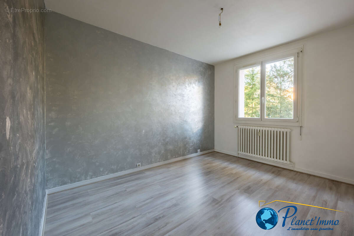 Appartement à SAINT-PRIEST-EN-JAREZ