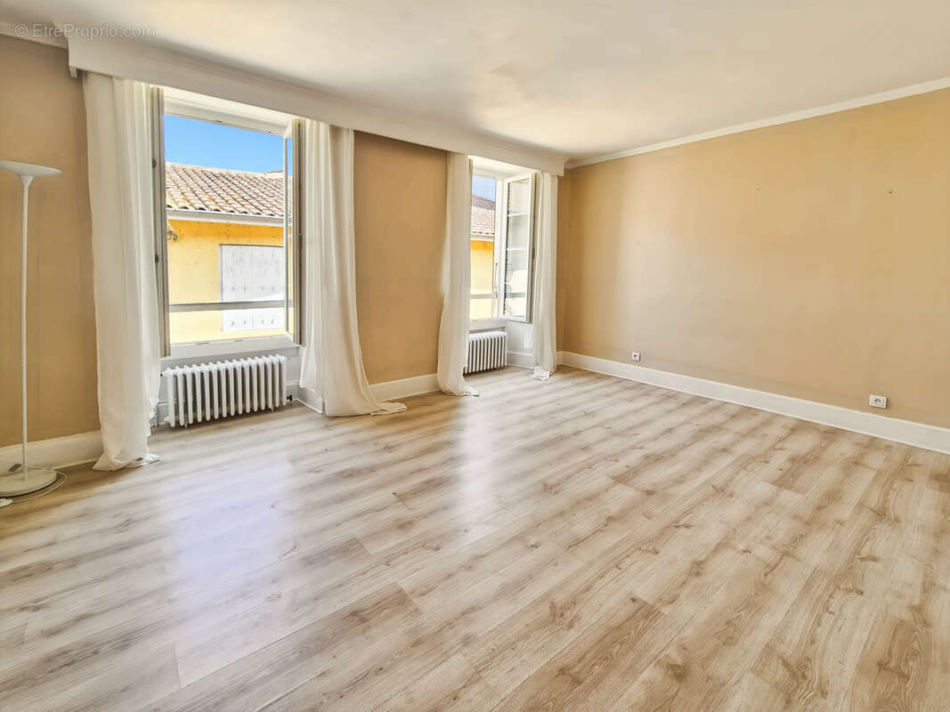 Maison de ville T5 de 172m2 avec 2 garages, cour et terrasse suspendue - photo 3