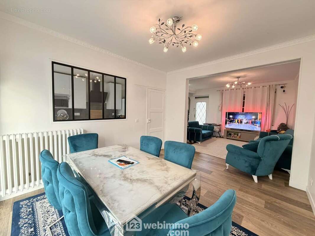 Vous apprécierez la pièce de vie de 31 m² comprenant ... - Maison à PINON