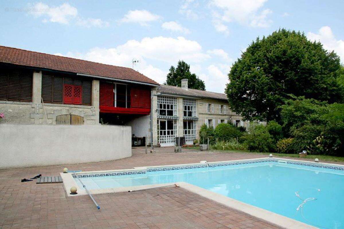 Maison à SAINT-CHRISTOLY-DE-BLAYE