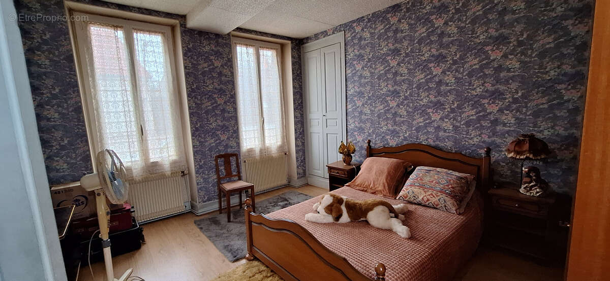 Maison à LAROCHE-SAINT-CYDROINE