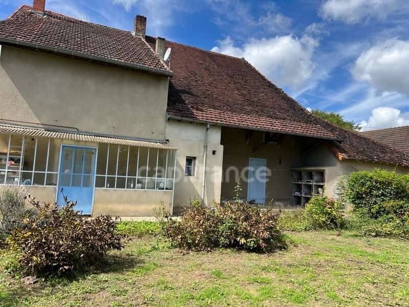 Longère avec 1 hectare de terrain et dépendances - photo 4