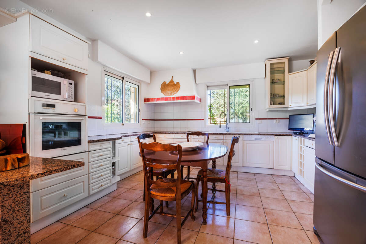 Villa type 6 de plain-pied avec jardin paysager à Marina di Fiori - photo 3