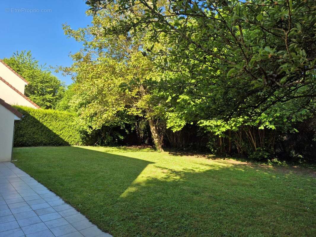 Maison à LE MESNIL-SAINT-DENIS