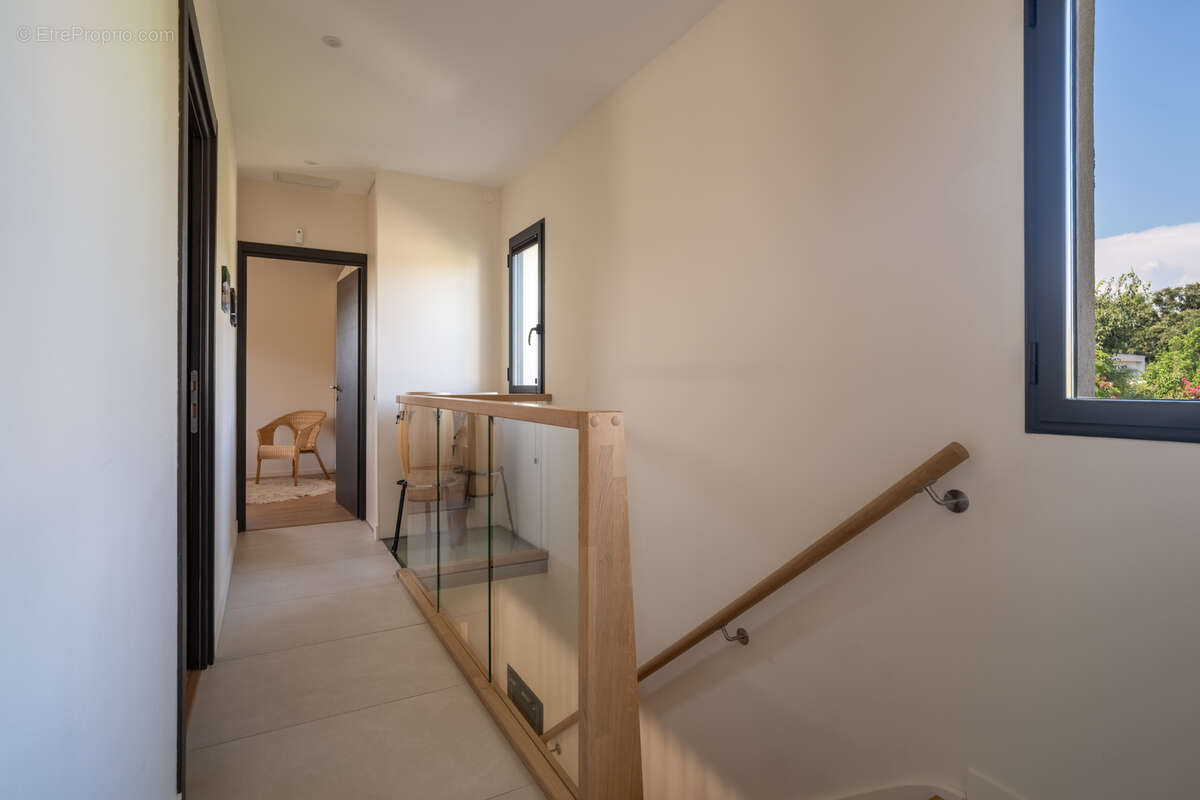 Villa d'architecte : élégance contemporaine et prestations de qualité au cœur d'une résidence privée - photo 11