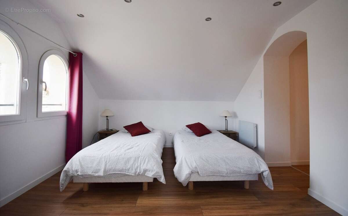 Maison à SAINT-CLEMENT-DE-REGNAT