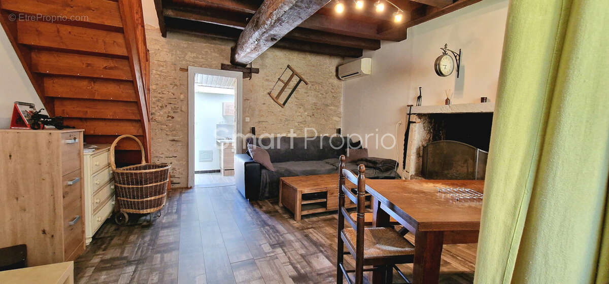 Maison à BECON-LES-GRANITS