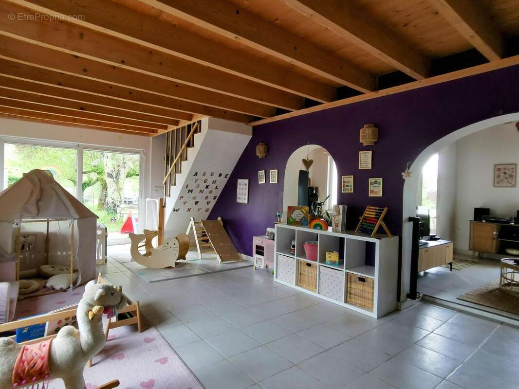 Maison 163 m² à Saint-Yzan-De-Soudiac  - photo 3