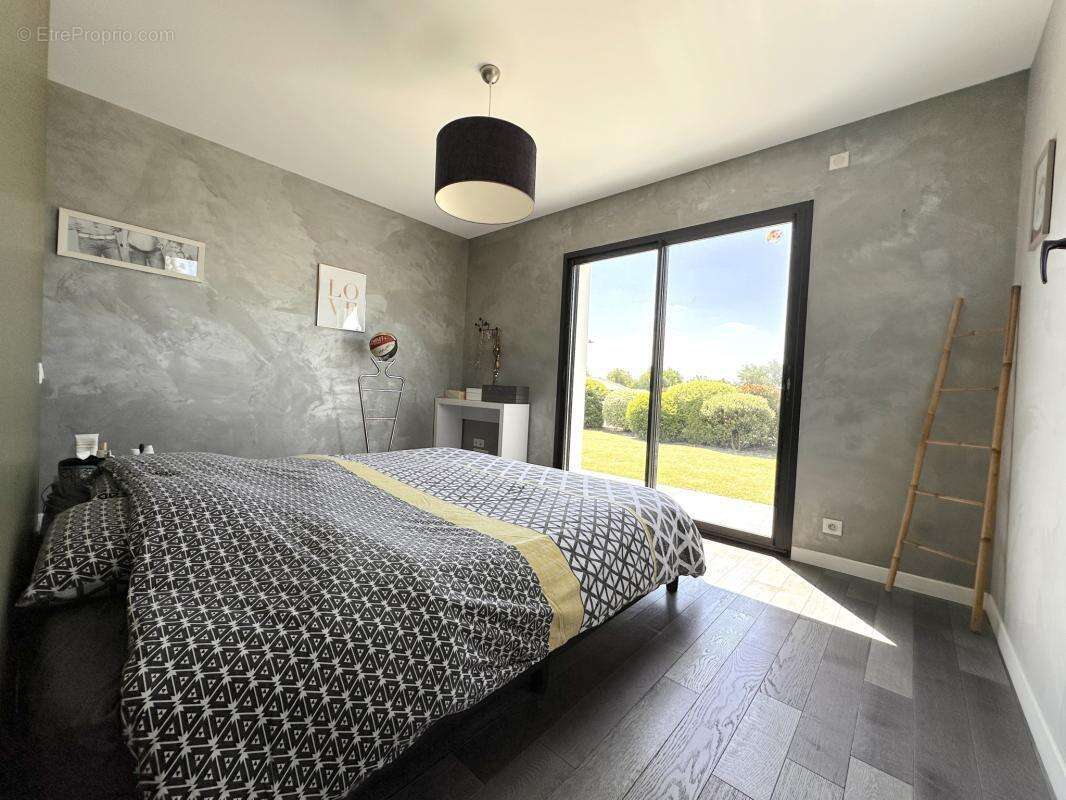 Maison à MONNIERES