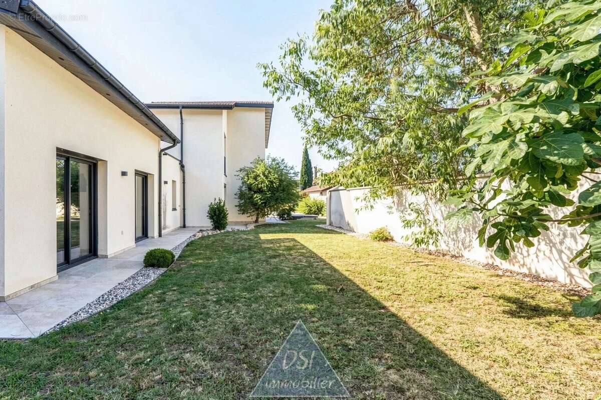 Maison d'Architecte Contemporaine de 210 m² – Piscine, Jacuzzi sur terrain clos de 1 487 m² – Centre de Dagneux - photo 12