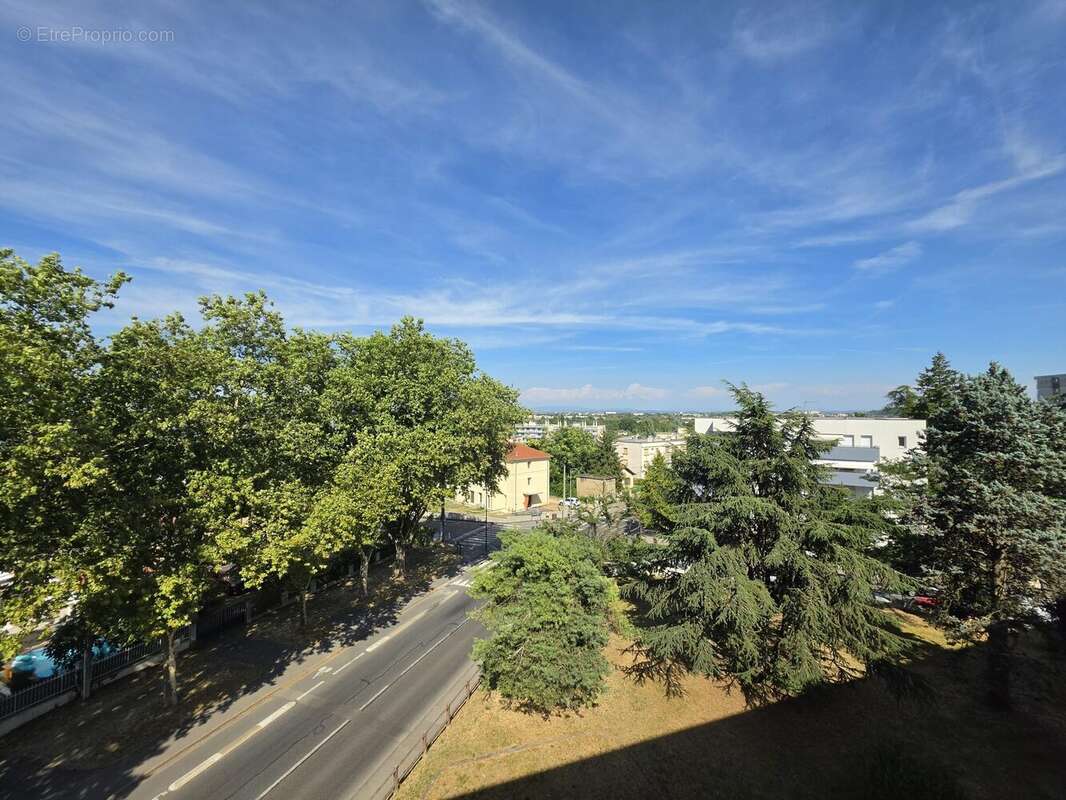 Appartement 67 m² à Decines-Charpieu  - photo 6