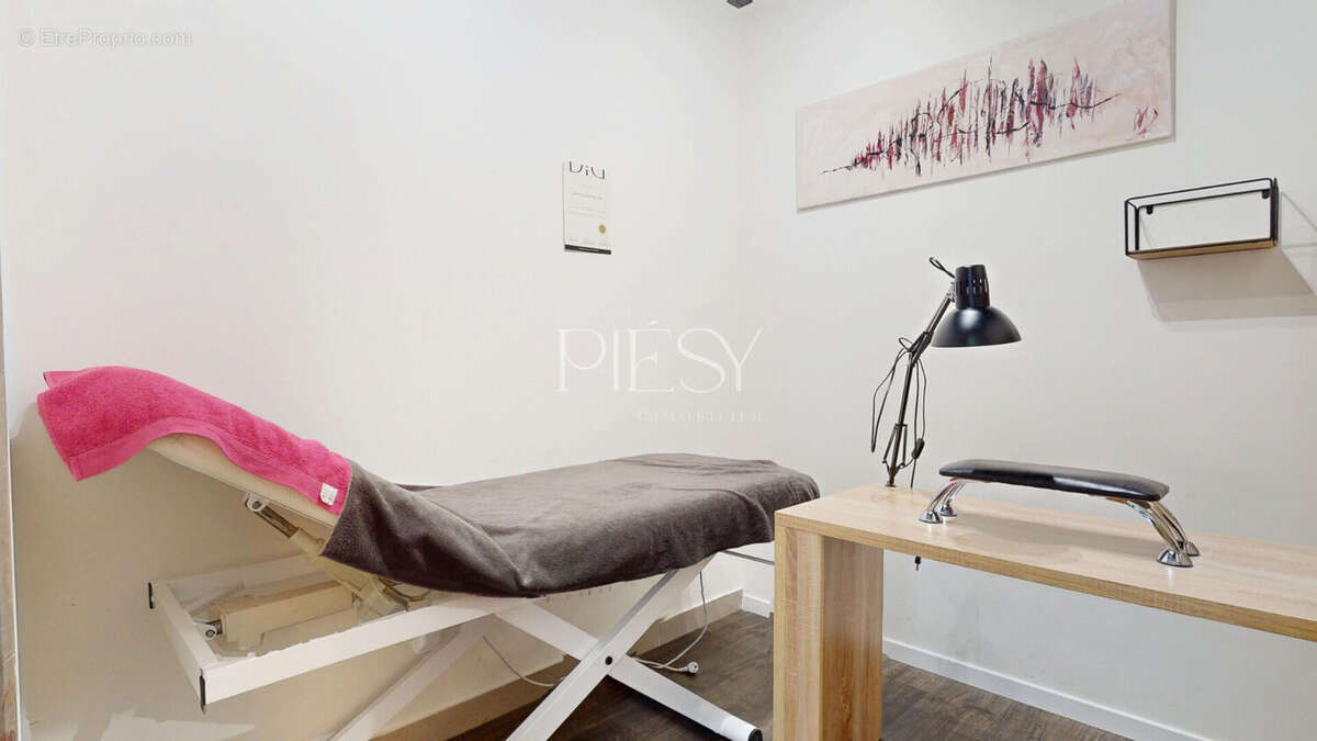 Commerce à ETREMBIERES