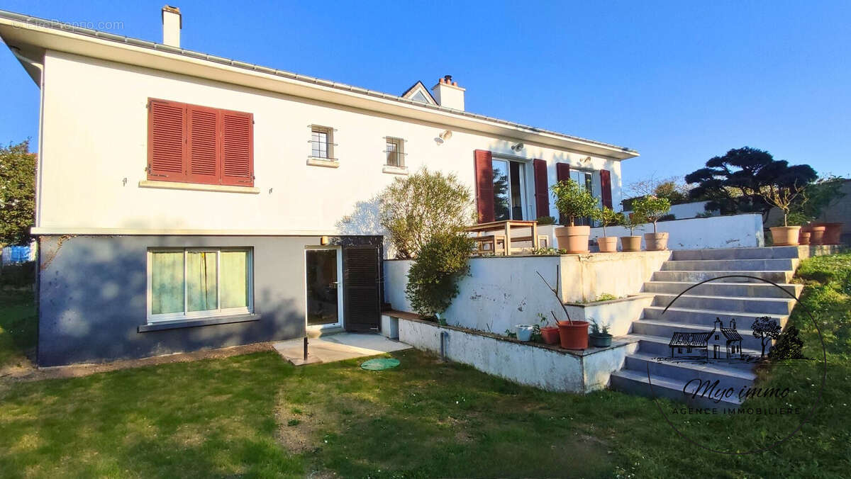 vue arrière de la maison avec terrasse - Maison à LE PELLERIN