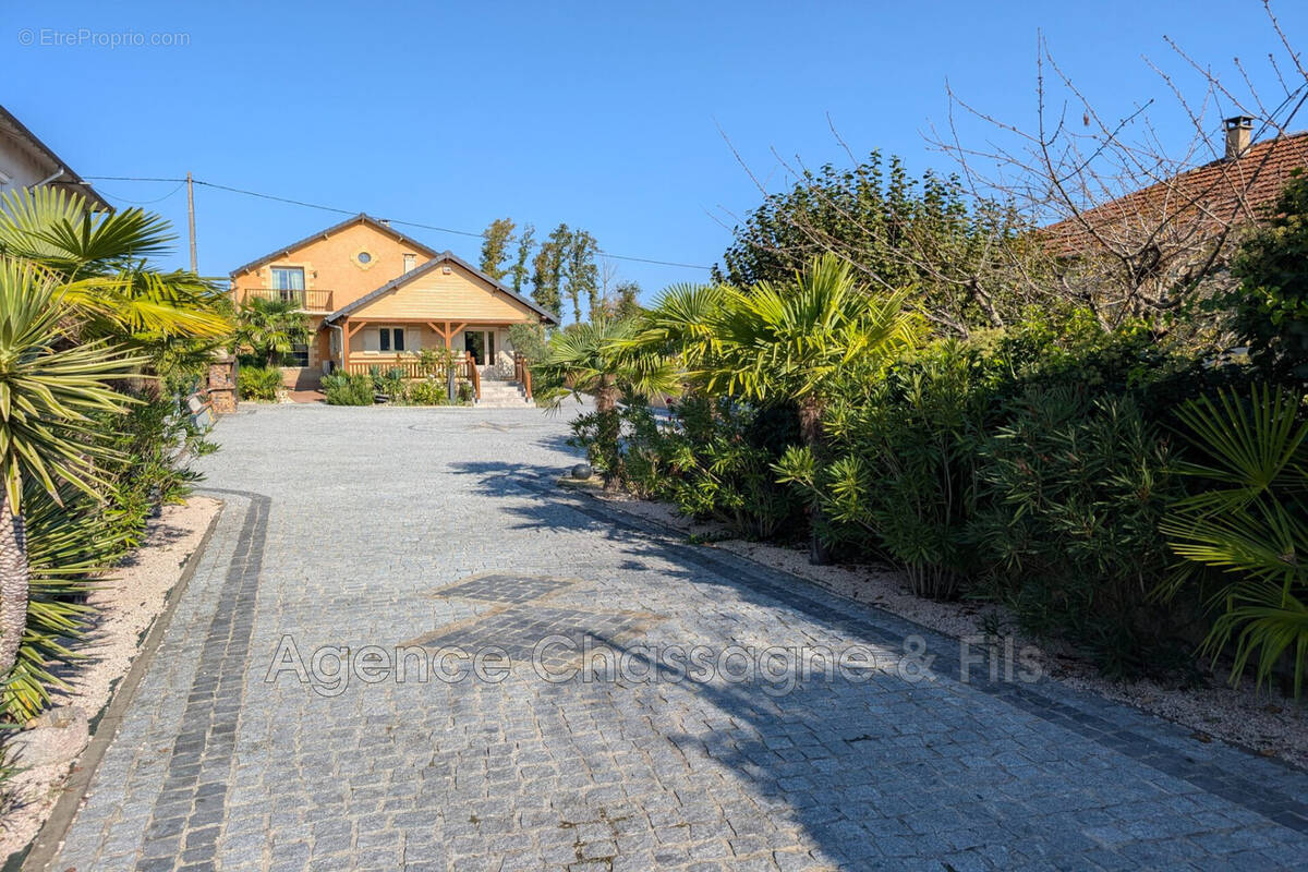 Maison à SAINT-PANTALEON-DE-LARCHE