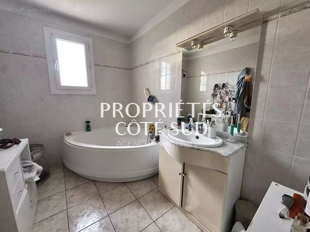 Maison à LAUDUN-L'ARDOISE