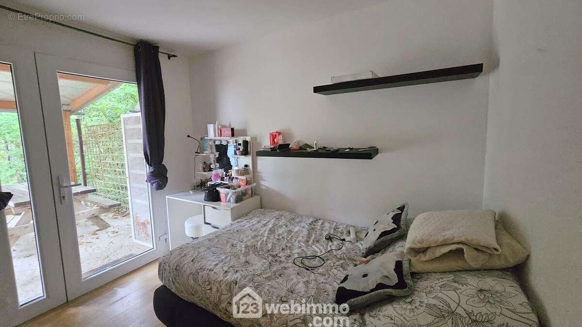 La chambre du rez-de-chaussée avec vue sur le jardin.