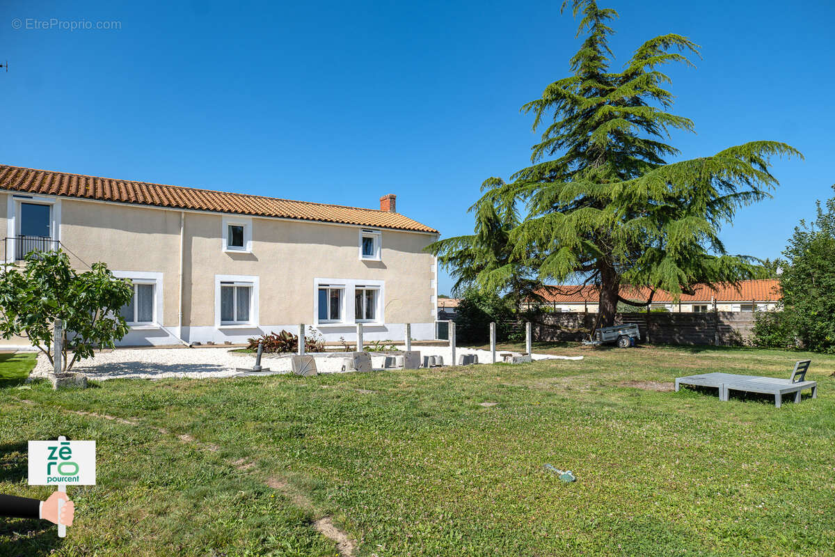 Maison à LES MAGNILS-REIGNIERS