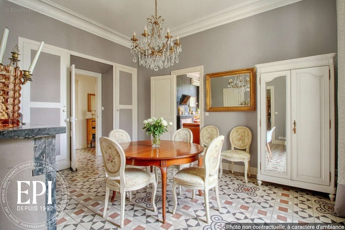 Découvrez un appartement d’exception, alliant charme bourgeois et fonctionnalité, au dernier étage. - photo 3