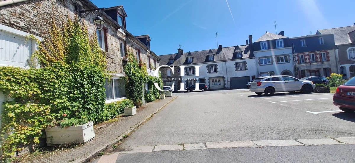 À VENDRE - Immeuble à usage mixte professionnel et habitation / Anciennement hôtel - restaurant / 282m2 / Pati - photo 2