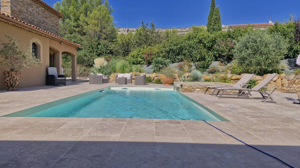 Maison à CHATEAUNEUF-LE-ROUGE