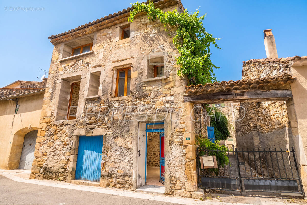 Maison à SAINT-CHAPTES
