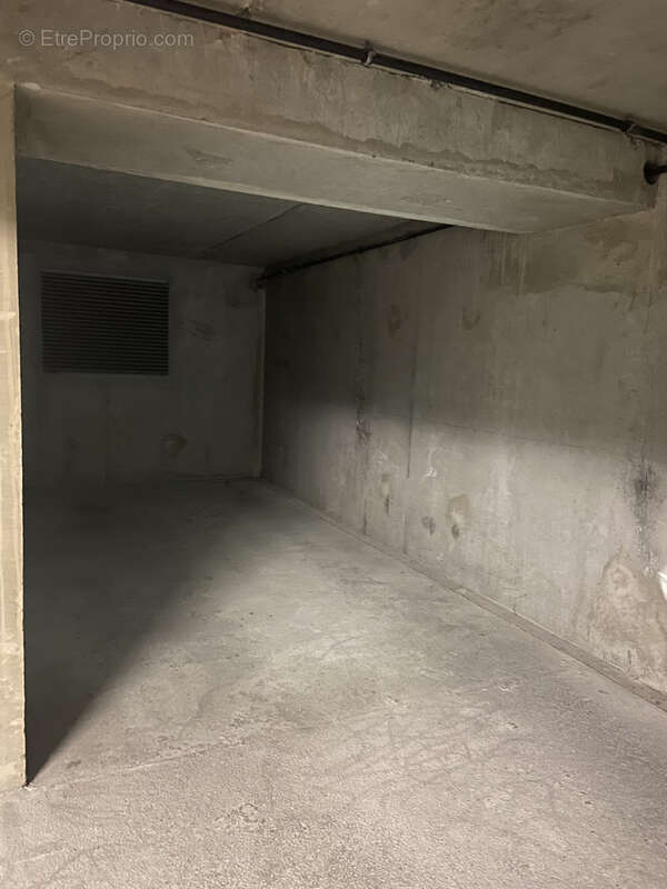 Parking à SAINT-PRIEST