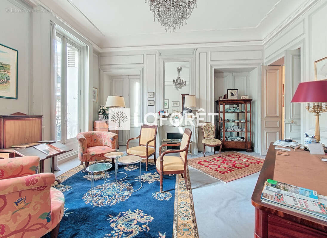 Appartement à PARIS-8E