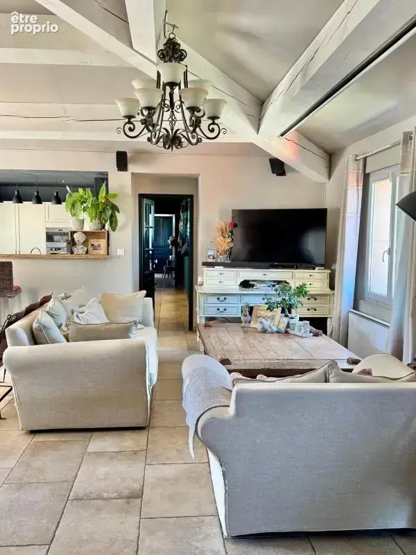 Ensemble immobilier de caractère à Malaucène : grande habitation de charme, hangar et dépendances professionnelles - photo 5