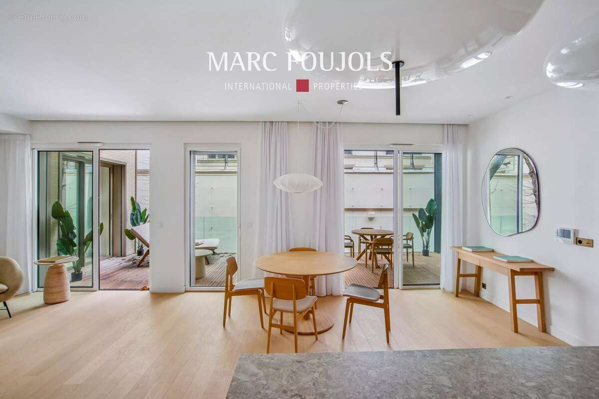Appartement à PARIS-8E